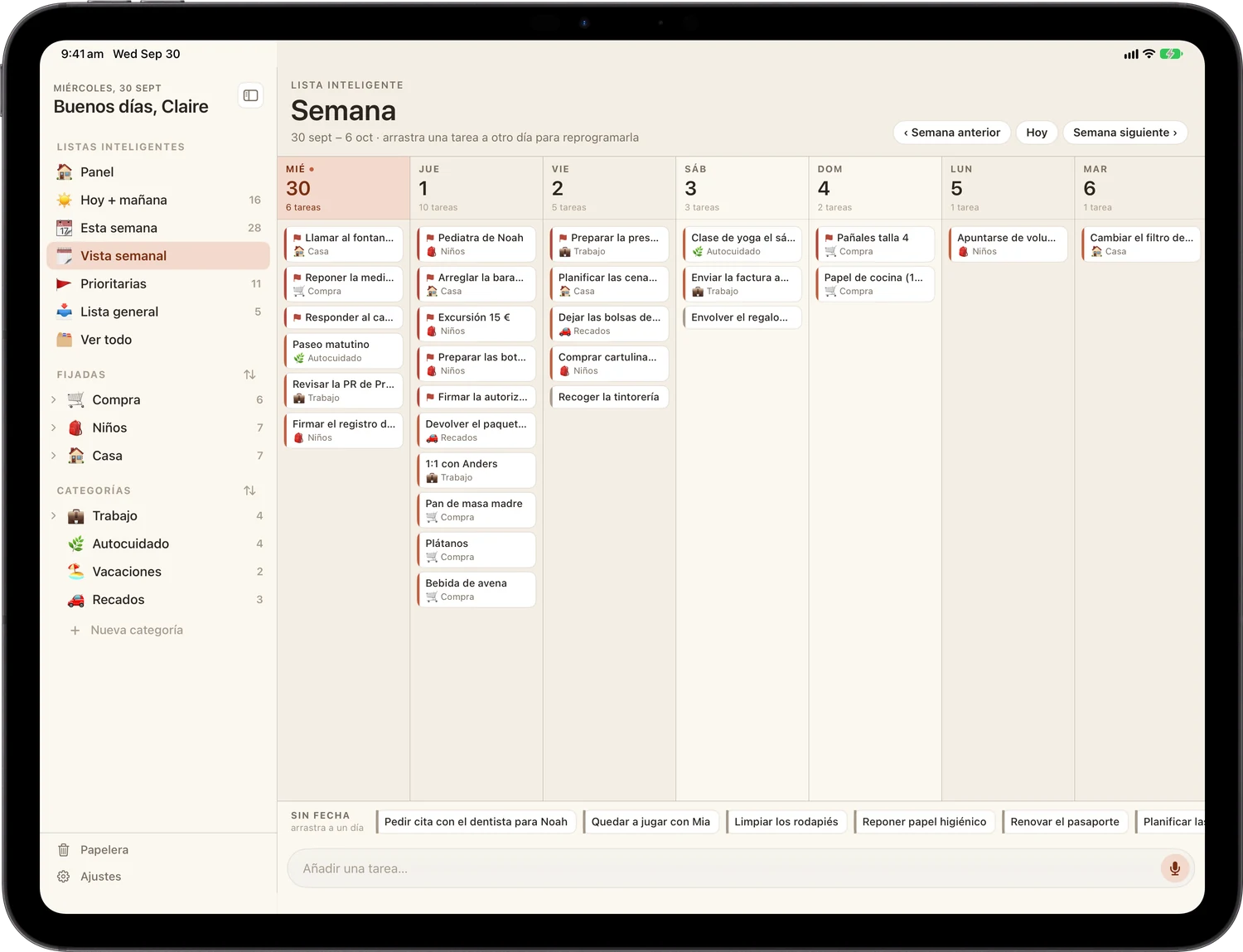 La vista Semana en iPad: siete columnas de días llenas de tarjetas de tareas y una bandeja sin fecha abajo de la que arrastrar.