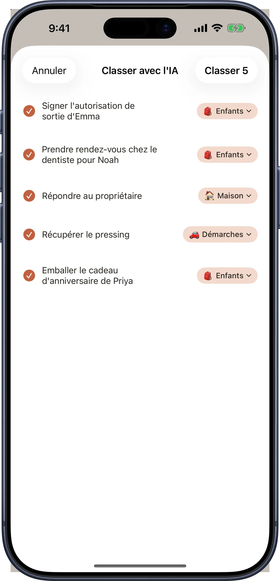 Le classement express sur iPhone : dix tâches non classées, chacune avec la catégorie proposée par l'appli, et un bouton Classer 10.