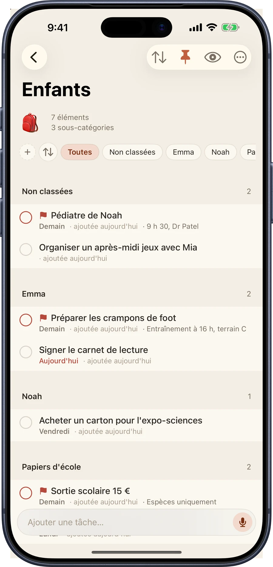 La catégorie Enfants sur iPhone, découpée en sous-catégories Emma, Noah et Papiers d'école.