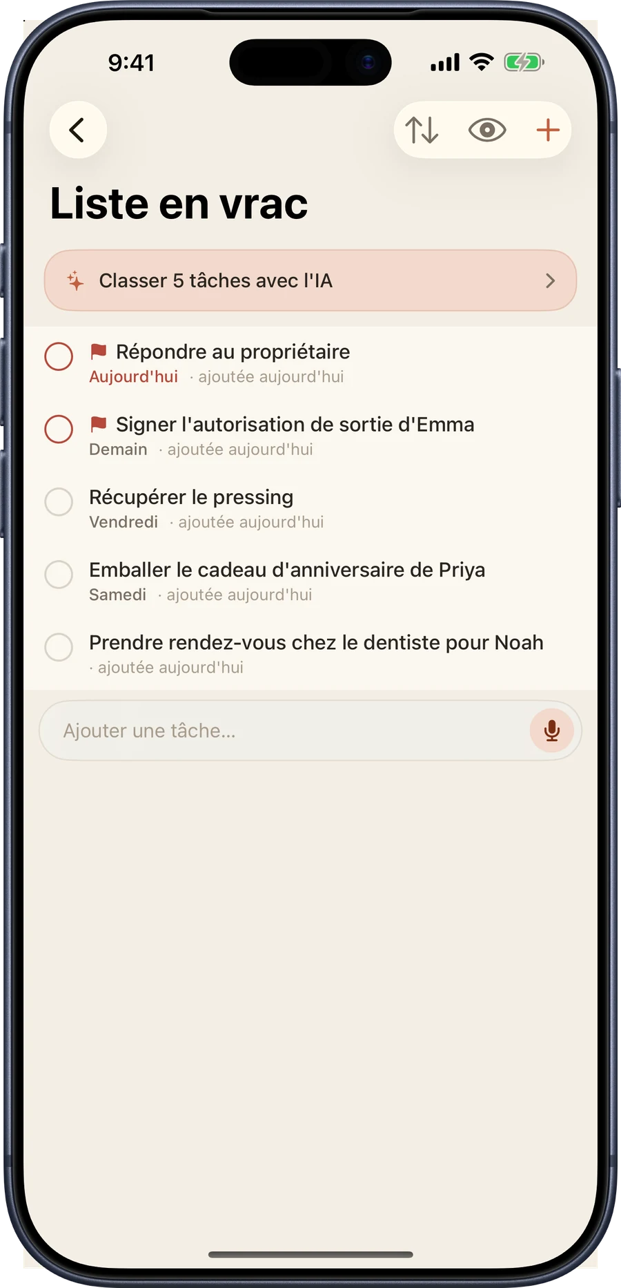 La Liste en vrac sur iPhone : cinq tâches non classées avec priorités et échéances, et une barre d'ajout en bas.
