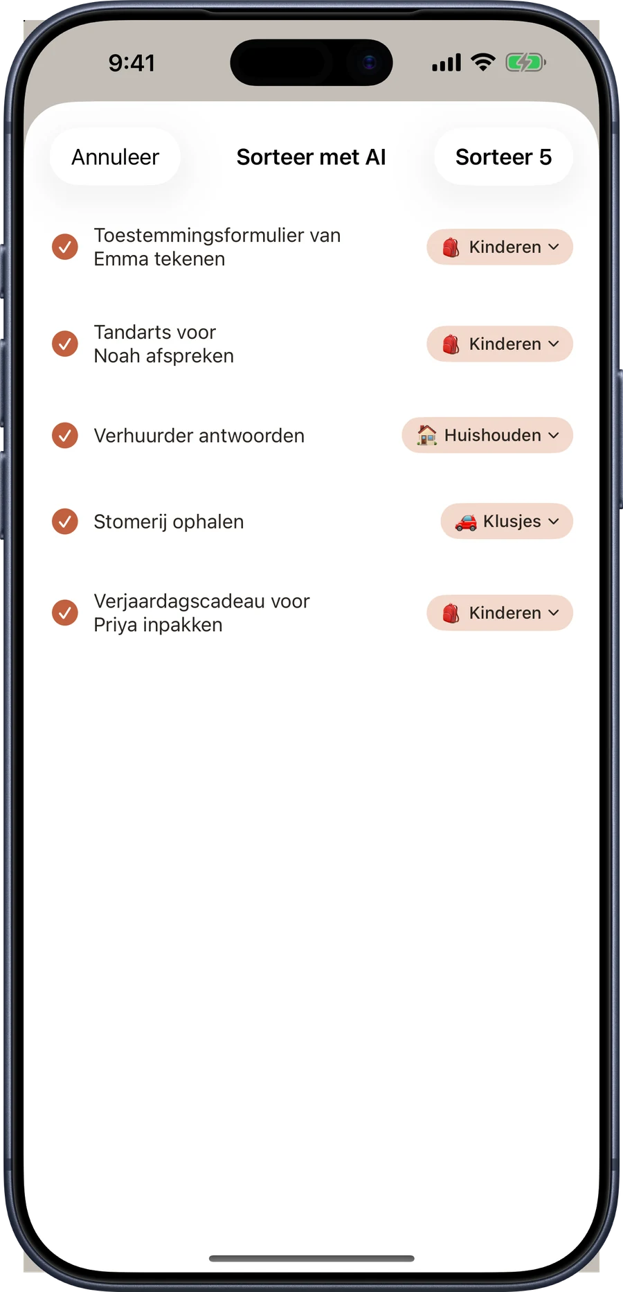 Sorteren met één tik op iPhone: tien niet gesorteerde taken, elk met een categorie die de app voorstelt, en een knop Sorteer 10.