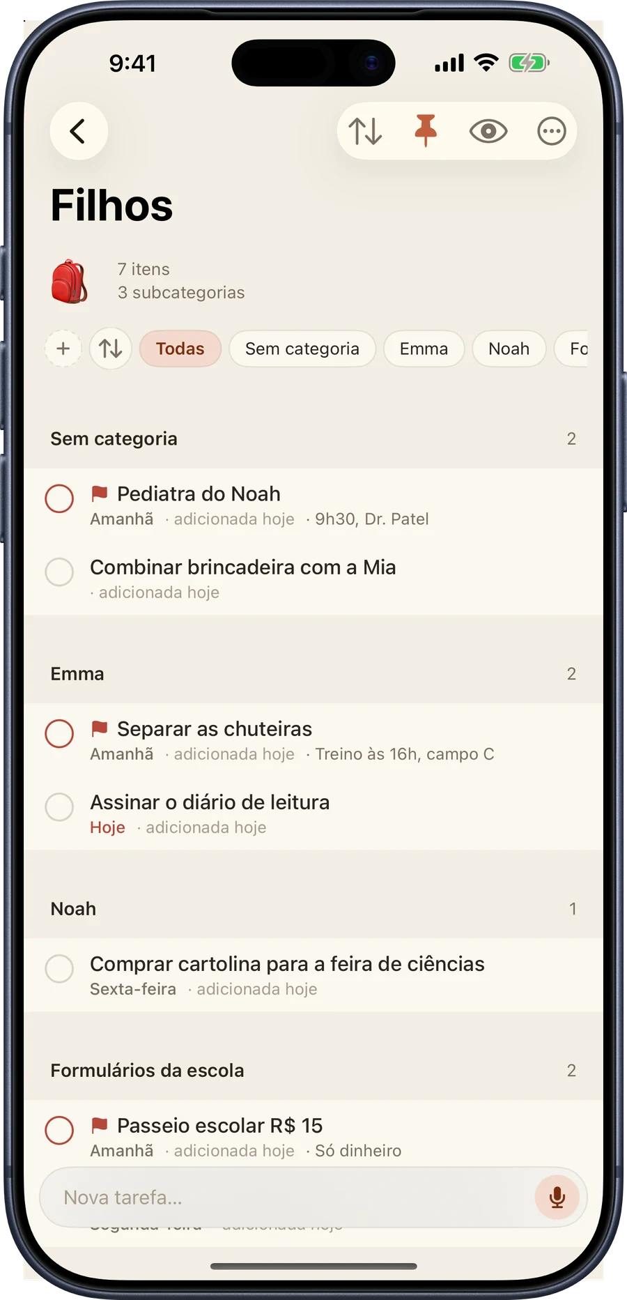 A categoria Filhos no iPhone, dividida nas subcategorias Emma, Noah e Formulários da escola.